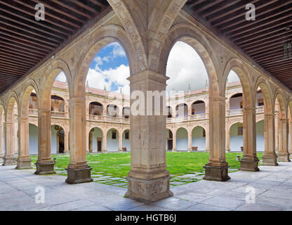 Salamanque, Espagne, Avril 17, 2016 : - l'atrium du Colegio Arzobispo Fonseca. Banque D'Images