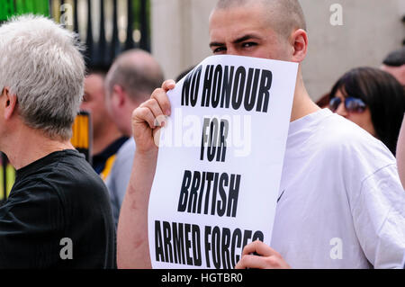 26 juin 2010, à Belfast. Un homme détient un panneau disant 'pas d'honneur pour les Forces armées britanniques.' Eirigi, un groupe de protestation républicaine démontre, contre la domination britannique en Irlande du Nord Banque D'Images