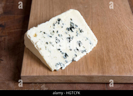 Un morceau de fromage bleu français doux Banque D'Images