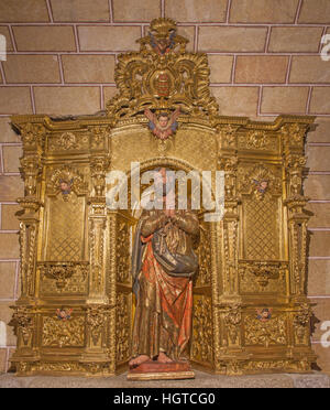 AVILA, ESPAGNE, avril - 19, 2016 : l'autel baroque polychrome sculpté de Saint Pierre à l'église Basilica de San Vicente. Banque D'Images