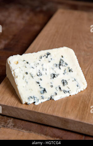 Un morceau de fromage bleu français doux Banque D'Images