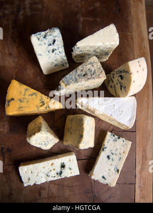 Une sélection de fromages bleus anglais et continental organisé sur une planche à découper Banque D'Images