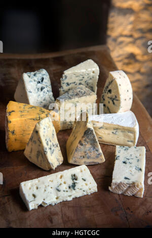 Une sélection de fromages bleus anglais et continental organisé sur une planche à découper Banque D'Images