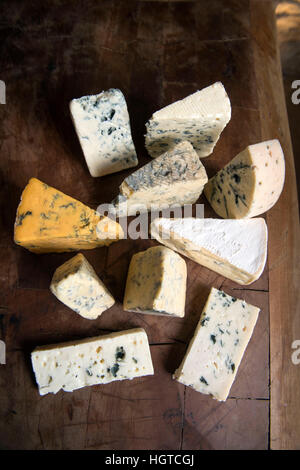 Une sélection de fromages bleus anglais et continental organisé sur une planche à découper Banque D'Images