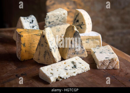 Une sélection de fromages bleus anglais et continental organisé sur une planche à découper Banque D'Images