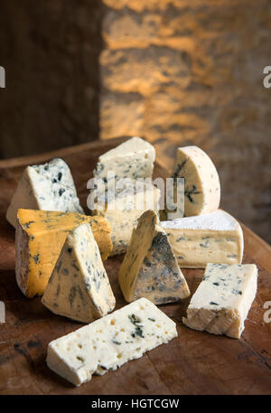 Une sélection de fromages bleus anglais et continental organisé sur une planche à découper Banque D'Images