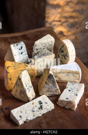 Une sélection de fromages bleus anglais et continental organisé sur une planche à découper Banque D'Images