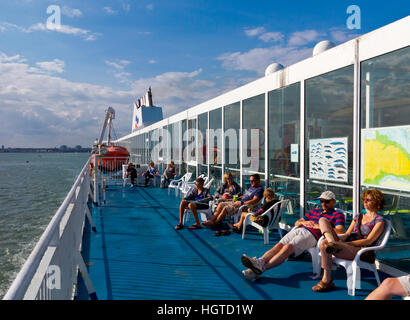 Les passagers se détendre sur la terrasse d'un traversier voyageant de Portsmouth UK à Santander dans le nord de l'Espagne en été Banque D'Images