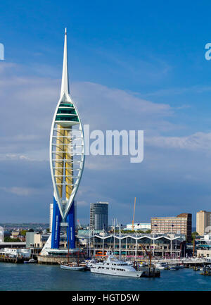 Vue sur le port de Portsmouth naval et un grand port civil dans le Hampshire England UK avec la tour Spinnaker en premier plan Banque D'Images