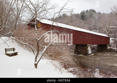 La neige qui tombe sur l'Ouest Cornouaille pont couvert sur la rivière Housatonic à West Cornwall, Connecticut. Banque D'Images