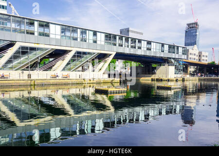 Quai sud, une station du Docklands Light Railway à l'Isle of Dogs, East London. Banque D'Images