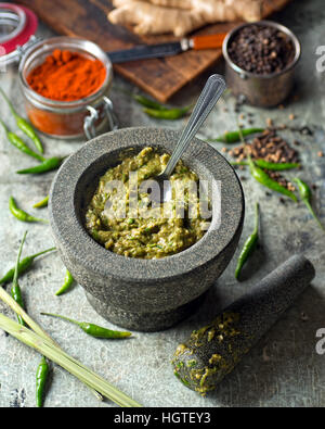 Une délicieuse pâte de curry vert Thaï avec mortier et pilon. Banque D'Images