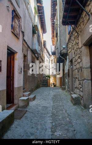 Rue Pavée. Mogarraz, réserve naturelle de la Sierra de Francia, province de Salamanque, Castille Leon, Espagne. Banque D'Images