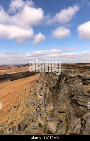 Stanage Edge pierre meulière dans le parc national de Peak District Derbyshire, Angleterre Banque D'Images