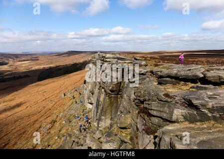 Stanage Edge pierre meulière dans le parc national de Peak District Derbyshire, Angleterre Banque D'Images