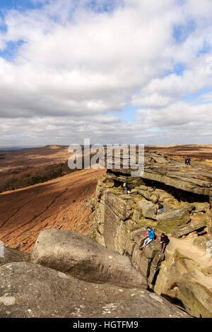 Stanage Edge pierre meulière dans le parc national de Peak District Derbyshire, Angleterre Banque D'Images