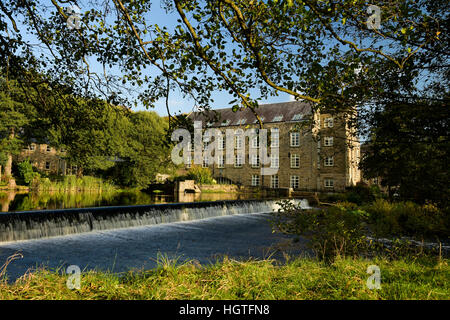 Ancienne filature de coton sur la rivière Derwent convertis en appartements Derbyshire, Angleterre Banque D'Images