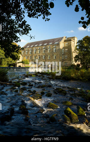 Ancienne filature de coton sur la rivière Derwent convertis en appartements Derbyshire, Angleterre Banque D'Images