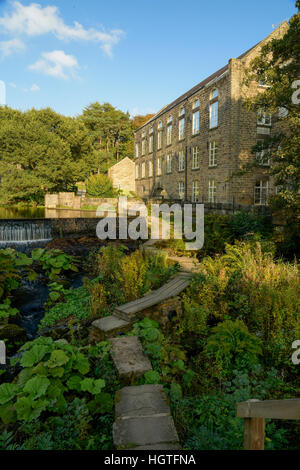 Ancienne filature de coton sur la rivière Derwent convertis en appartements Derbyshire, Angleterre Banque D'Images