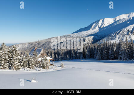 Paysage de montagne d'hiver, highlander hut dans la vallée Gąsienicowa, Tatry Mountains, Pologne Banque D'Images