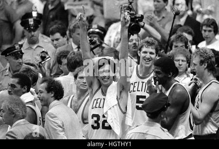 Boston Celtics Kevin McHale avec l'équipe lève les mains au Championnat NBA Celtics 1986 gagner les Houston Rockets au Boston Garden photo de Bill belknap Banque D'Images