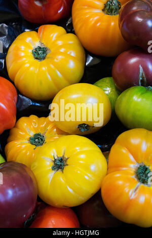Heirloom Tomatoes sur l'affichage en légumes à New York. Banque D'Images