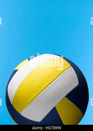 Volley-ball ball sur bleu Banque D'Images