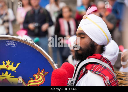 Le batteur de l'Dasmesh Sri Pipe Band de Malaysian spectacle à Glasgow. Banque D'Images