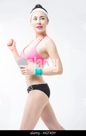 Vue latérale du young woman in bikini walking Banque D'Images