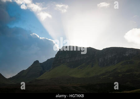 Grand soleil éclatant sur la Trotternish ridge de l'Ile de Skye, Ecosse Banque D'Images