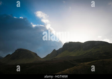 Grand soleil éclatant sur la Trotternish ridge de l'Ile de Skye, Ecosse Banque D'Images