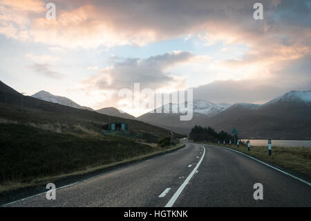 Lumière du soir tout en regardant vers le sud l'ouest le long de l'A87 sur l'île de Skye vers les Cuillins rouge et aux côtés de Loch Ainort Banque D'Images