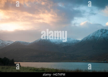 Lumière du soir sur le Loch Ainort et les Cuillin rouges enneigées sur l'île de Skye, Écosse Banque D'Images