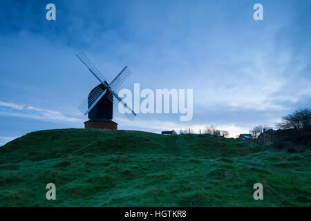 Brill éolienne dans la lumière de l'aube cool étrange au début de janvier sur une frosty Brill, Commune Brill, Buckinghamshire, Angleterre Banque D'Images