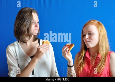 Deux ados de manger un petit pain au chocolat Banque D'Images