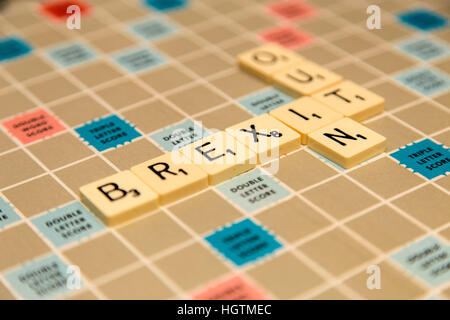 Scrabble lettres letters spelling out Brexit, dedans ou dehors ? Banque D'Images