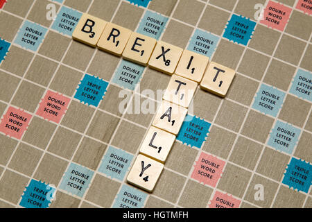 Scrabble letters spelling out Brexit Italie en lettres - quel effet Brexit ont sur l'Italie ? Banque D'Images