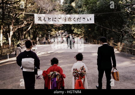 Famille japonaise déambule dans le Parc Yoyogi, à Tokyo, au Japon. 26 décembre 2012. Banque D'Images