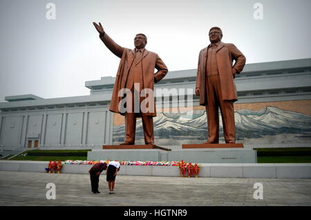 Deux femmes nord-coréen hommage aux statues de Kim Il Sung (à gauche) et Kim Jong Il (à droite). 1er juillet 2012. Banque D'Images