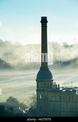 La fumée d'un feu de brouillard d'hiver et le gel autour de Bliss Tweed Mill sur le matin de décembre. Chipping Norton, Oxfordshire, Angleterre Banque D'Images