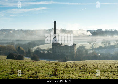 La fumée d'un feu de brouillard d'hiver et le gel autour de Bliss Tweed Mill sur le matin de décembre. Chipping Norton, Oxfordshire, Angleterre Banque D'Images