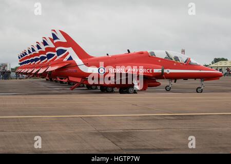 Des flèches rouges alignés sur la piste au Royal International Air Tattoo Banque D'Images