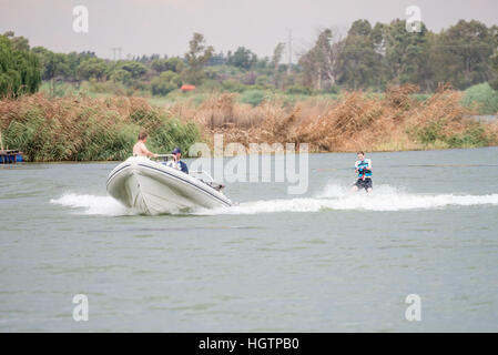 RITCHIE, AFRIQUE DU SUD - 30 décembre 2016 : Un skieur non identifié, il est remorqué par un bateau sur la rivière Riet (reed river) à Ritchie, une petite ville dans la Banque D'Images