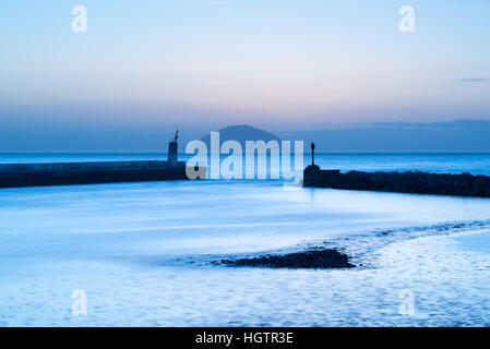 Girvan Harbour en soirée avec l'île Ailsa Craig en distance regardant dans le Firth of Clyde, South Ayrshire, Scotland, UK Banque D'Images