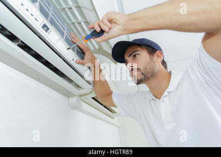 Portrait of mid-adult male climatiseur réparation technicien Banque D'Images