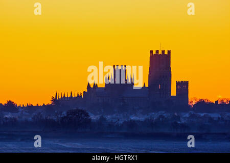 Cathédrale d'Ely silhouetté contre un ciel aube juste avant le lever du soleil,Ely, Cambridgeshire, Angleterre Banque D'Images