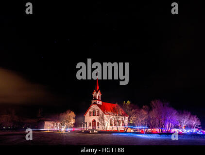 Église illuminée et le cimetière dans le sud de l'Islande de nuit dans la neige, janvier 2017. La Grande Ourse est visible dans le ciel. Banque D'Images