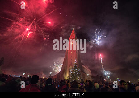 En dehors de l'artifice à Reykjavik Hallgrimskirkja, Islande, Nouvel An 2017. Banque D'Images