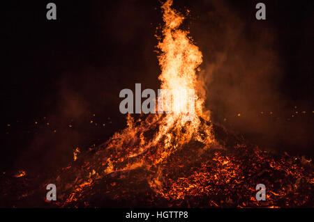 Grand feu au cours d'une célébration du Nouvel An à Reykjavik, Islande. Banque D'Images