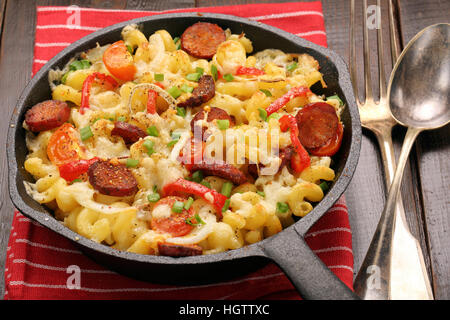 Cocotte au chorizo dans une poêle à fond de bois Banque D'Images